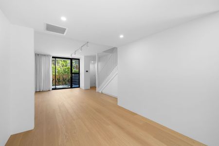 Spacious Renovated 3 Bedroom Townhouse in the Heart of Neutral Bay - Photo 4