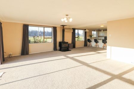 Country living with the city on your door step. - Photo 4