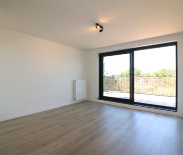 Duplexappartement met 2 slpk., groot terras en ondergrondse autostaanplaats + berging - Photo 2