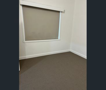 Three bedroom home in the heart of Sunshine - Photo 2