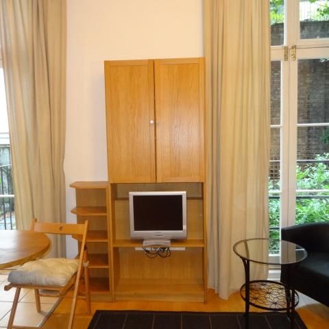 A newly refurbished ground floor studio apartment in the heart of Bloomsbury, London WC1H - Photo 1