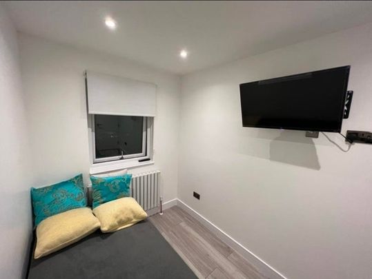 Room in a Shared House, Brook Walk, NW2 - Photo 1