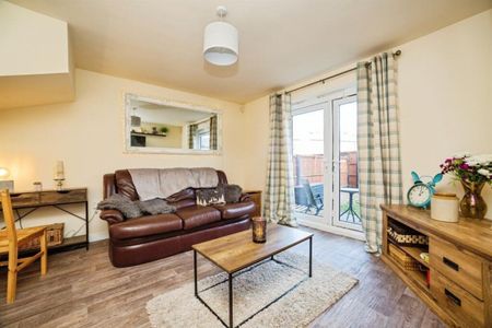 4 bed Town House - To Let - Photo 3