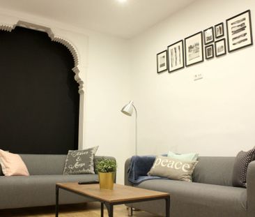 Bright room in Calle Valenzuela - Photo 3