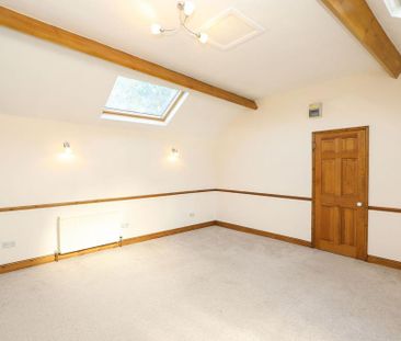 3 bedroom coach house to rent - Photo 1