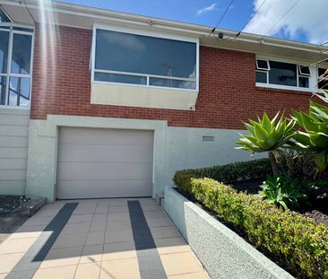 Three-Bedroom Home, Minutes from the Beach! - Photo 4