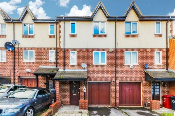 3 bed terraced house to rent in Littlebrook Avenue, Burnham, SL2 - Photo 1