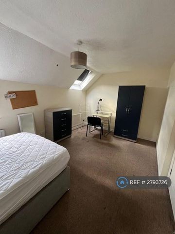 1 bedroom in a house share to rent - Photo 3