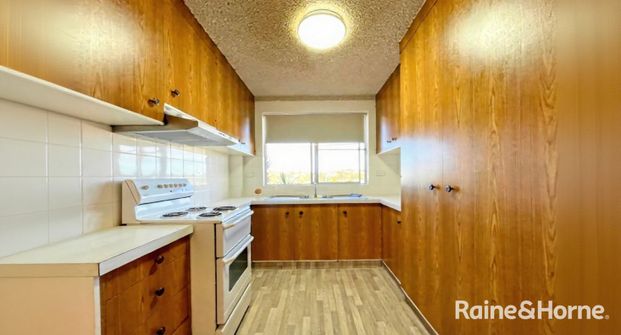 Walking distance to town centre - 2 bedroom unit including water - Photo 1