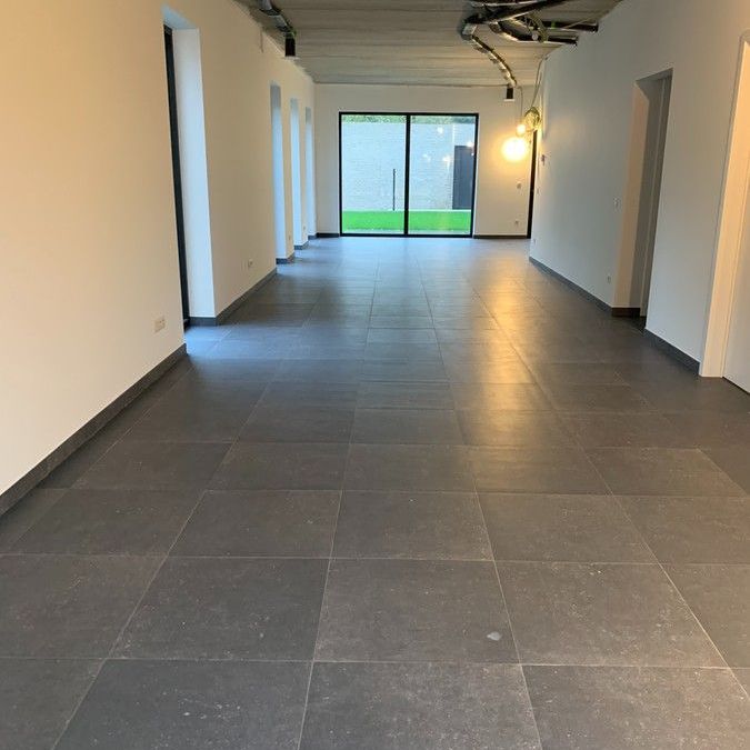 Nieuwbouw Praktijkruimte met Duplex Appartement (3 Slaapkamers) en Tuin - Photo 1