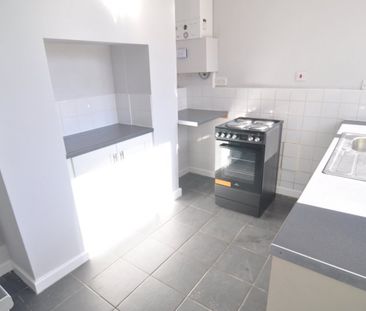 1 bed Flat - To Let - Photo 2