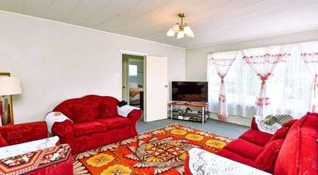 Charming 3BR Home with Garden in Mangere - Photo 4
