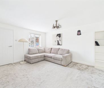 3 bedroom House in Merrifield Close, Reading - Photo 1