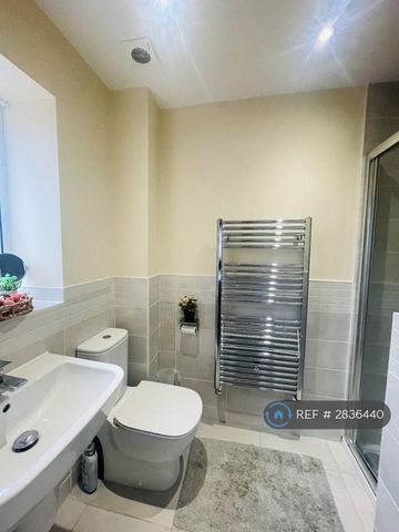 1 bedroom in a house share to rent - Photo 5