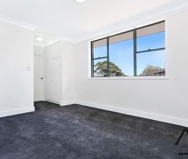 Three Bedroom townhouse in Great Location - Photo 2