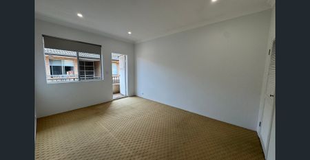 Freshly Painted Two Bedroom Apartment - Photo 2