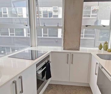 Trendy Studio Apartment - Photo 2