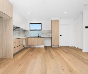 Ultra-modern home close to everything! - Photo 2