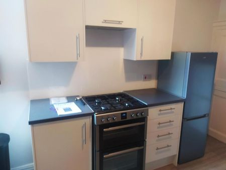 4 bedroom terraced house to rent - Photo 2