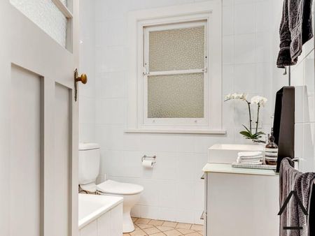 Art Deco apartment with ocean views from each room. - Photo 4