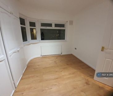 1 bedroom in a flat share to rent - Photo 2