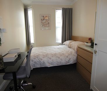 6 Bed Semi-Detached House, Trinity Avenue, NG7 - Photo 3