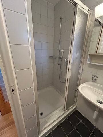 "Helle, grosse Wohnung direkt am Bahnhof Ins" - Photo 3