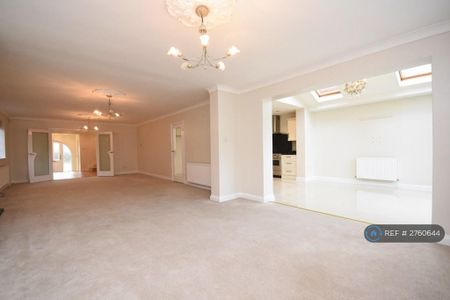 5 bedroom detached house to rent - Photo 2