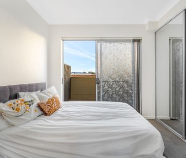 Spacious Two-Storey Apartment - Walk to Station - Photo 5