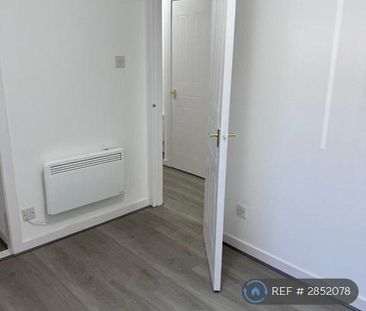 3 bedroom flat to rent - Photo 5
