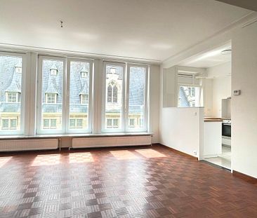 Zonnig appartement met 2 slaapkamers aan het Gentse stadhuis. - Foto 1