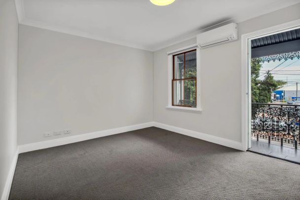 Renovated terrace with rear garden - Photo 1