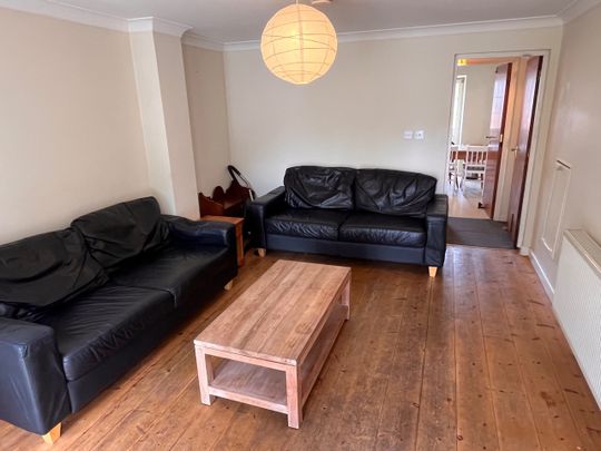 4 Bed End Terrace, Berkeley Close, SO15 - Photo 1