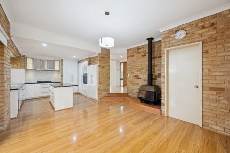 Classic Comfort in Claremont - Photo 2