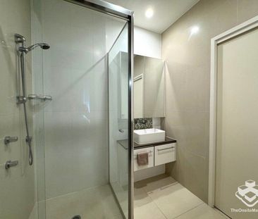 Fully Furnished - Bright and Spacious Home in Emerald Lakes - Photo 2