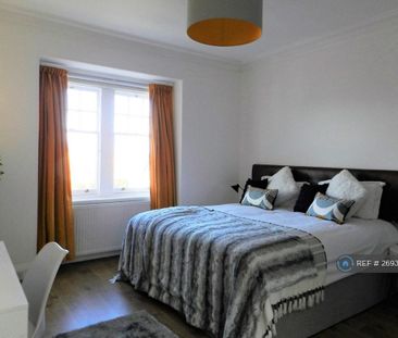 3 bedroom flat to rent - Photo 4