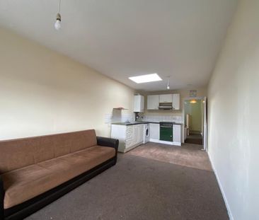 2 Bed Terraced House, Brookscroft Road, E17 - Photo 5