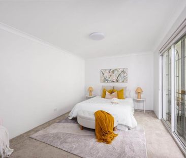 A light and spacious retreat in a tri-level townhouse - Photo 5