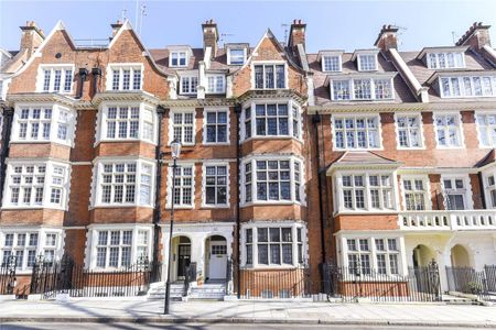 Lower ground floor studio apartment with a private entrance and a separate kitchen, in the heart of Kensington. - Photo 5