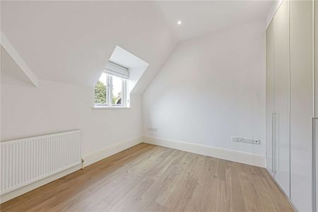 Stylish 3 bedroom apartment on the second floor of an impressive, detached period conversion. - Photo 5