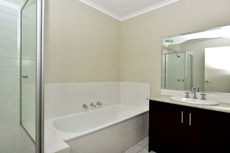 Charming 3-Bedroom Townhouse in Prime Keysborough Location - Photo 5