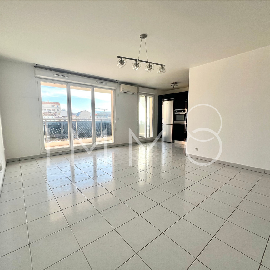 Location Appartement 3 pièces 69m² MARSEILLE 8ème - Photo 1