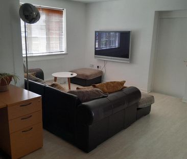 1 bedroom in a house share to rent - Photo 2