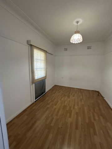 Three Bedroom House in West Tamworth - Photo 3