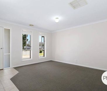SPACIOUS FAMILY HOME IN SOUGHT AFTER LOCATION - Photo 2