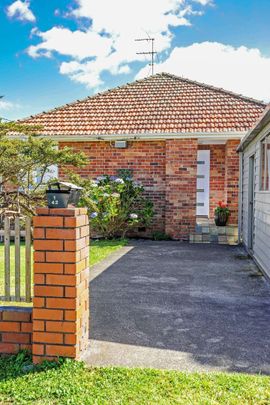 Charming 3-Bedroom Home in Panmure – Prime Location! - Photo 1