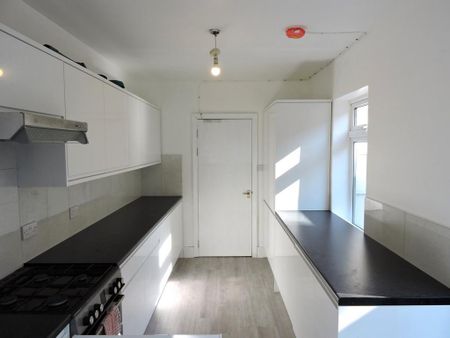 1 bedroom in a house share to rent - Photo 2