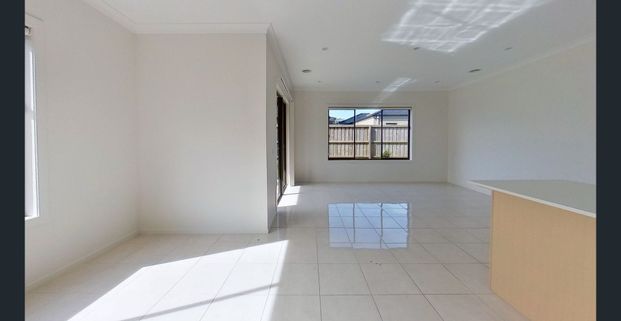 Exceptional Double Storey Home In Ideal Location ! - Photo 1