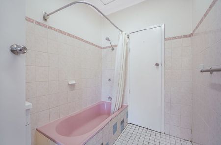 CHARMING 2-BEDROOM HOUSE - Photo 5