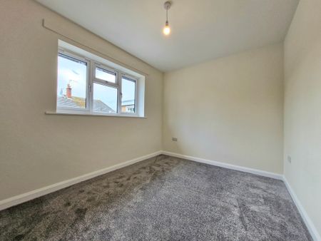 3 bedroom semi-detached bungalow to let - Photo 5
